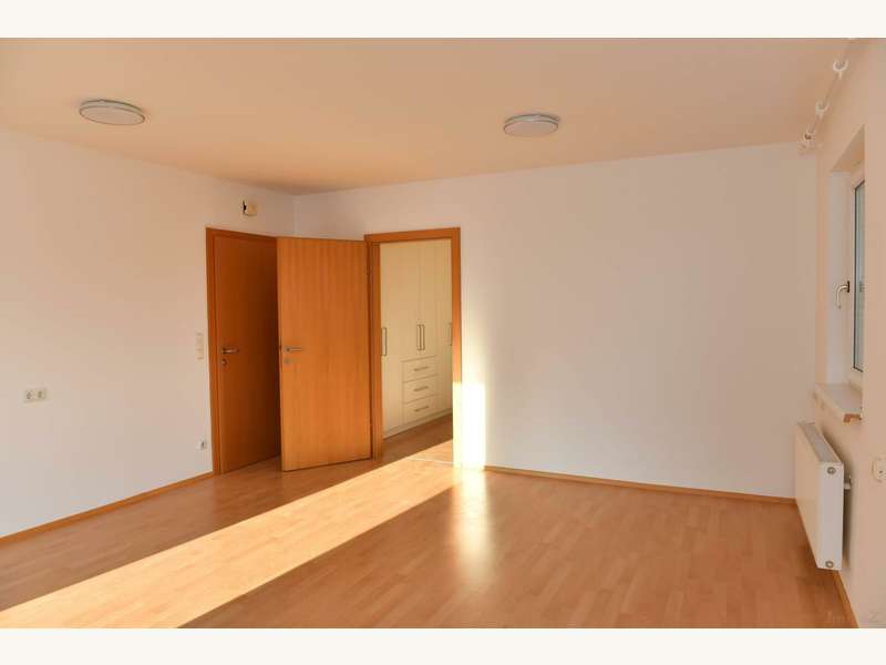 Mietwohnung Graz: Schlafzimmer mit Tischlerschrank Schlafzimmer mit Tischlerschrank