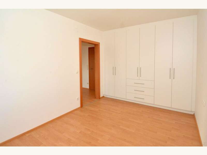 Mietwohnung Graz: Schlafzimmer mit modernem Einbauschrank. Schlafzimmer mit modernem Einbauschrank.