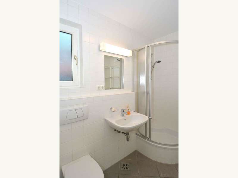 Mietwohnung Graz: Bad mit Dusche und Fenster Bad mit Dusche und Fenster