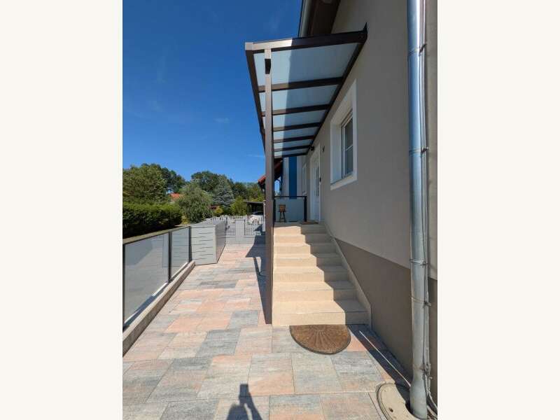 Überdachter Eingang