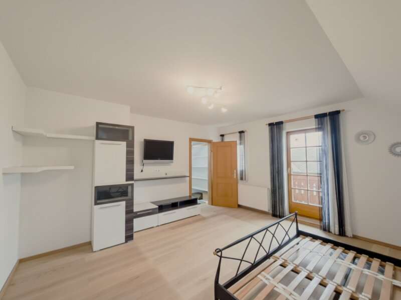 Schlafzimmer 4/Balkon/Kleiderschrank