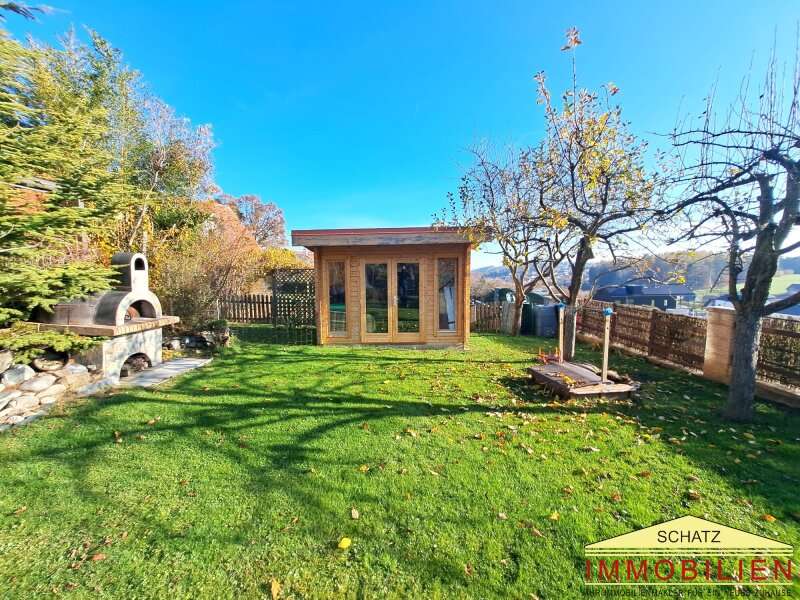 Haus Weiz: Gartenansicht mit Gartenhaus Gartenansicht mit Gartenhaus