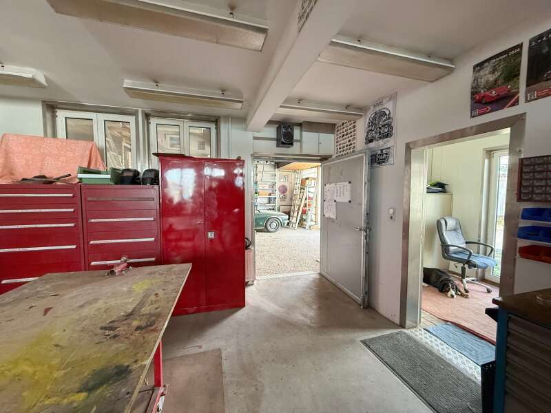 Halle mit kleinen Büro