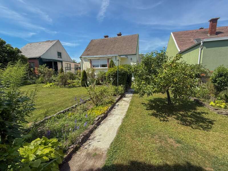 Hausansicht mit Garten
